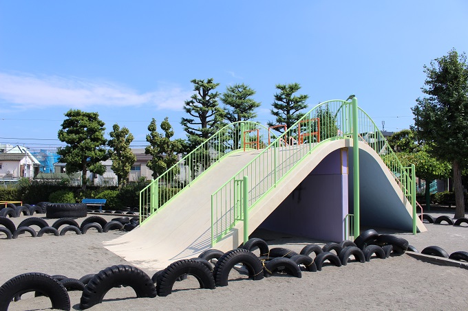 タイヤ公園：小さめの石の滑り台