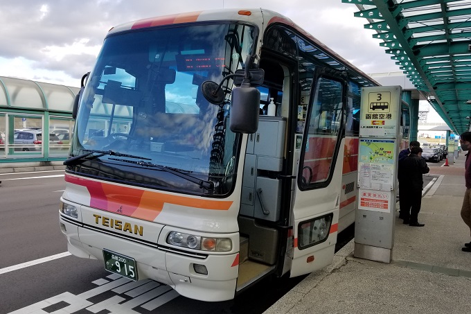 函館空港のシャトルバスのバス停