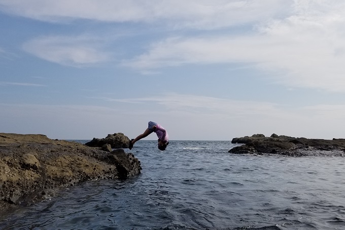 江の島で磯遊び：海に向かって一回転ジャンプ