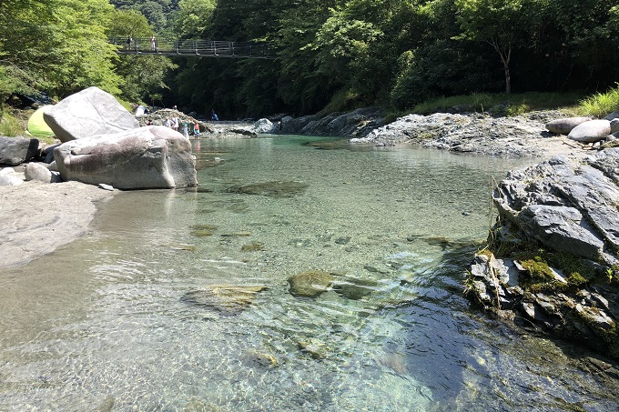 丹沢で川遊び：ぶなの湯の前の川原、朝一の透明度は最高