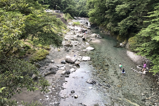 丹沢で川遊び：ぶなの湯の前の川原、吊り橋よりも上流側